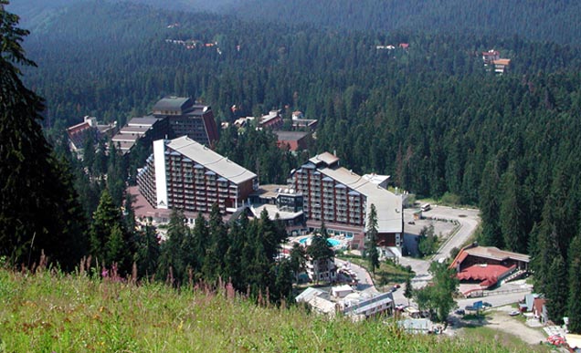 Вид с горы на отель, где будут проживать участники